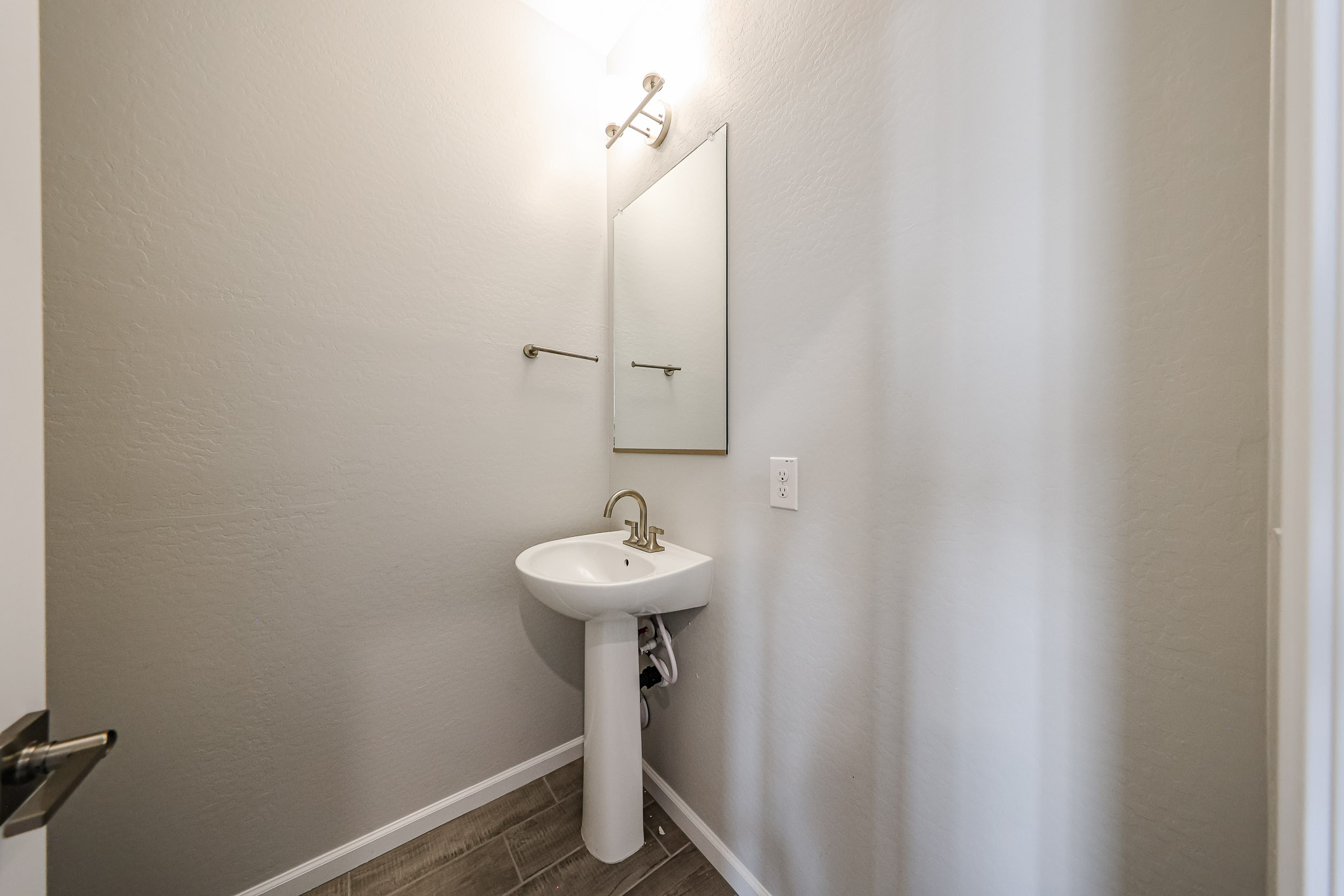 A bathroom with a sink and mirror.