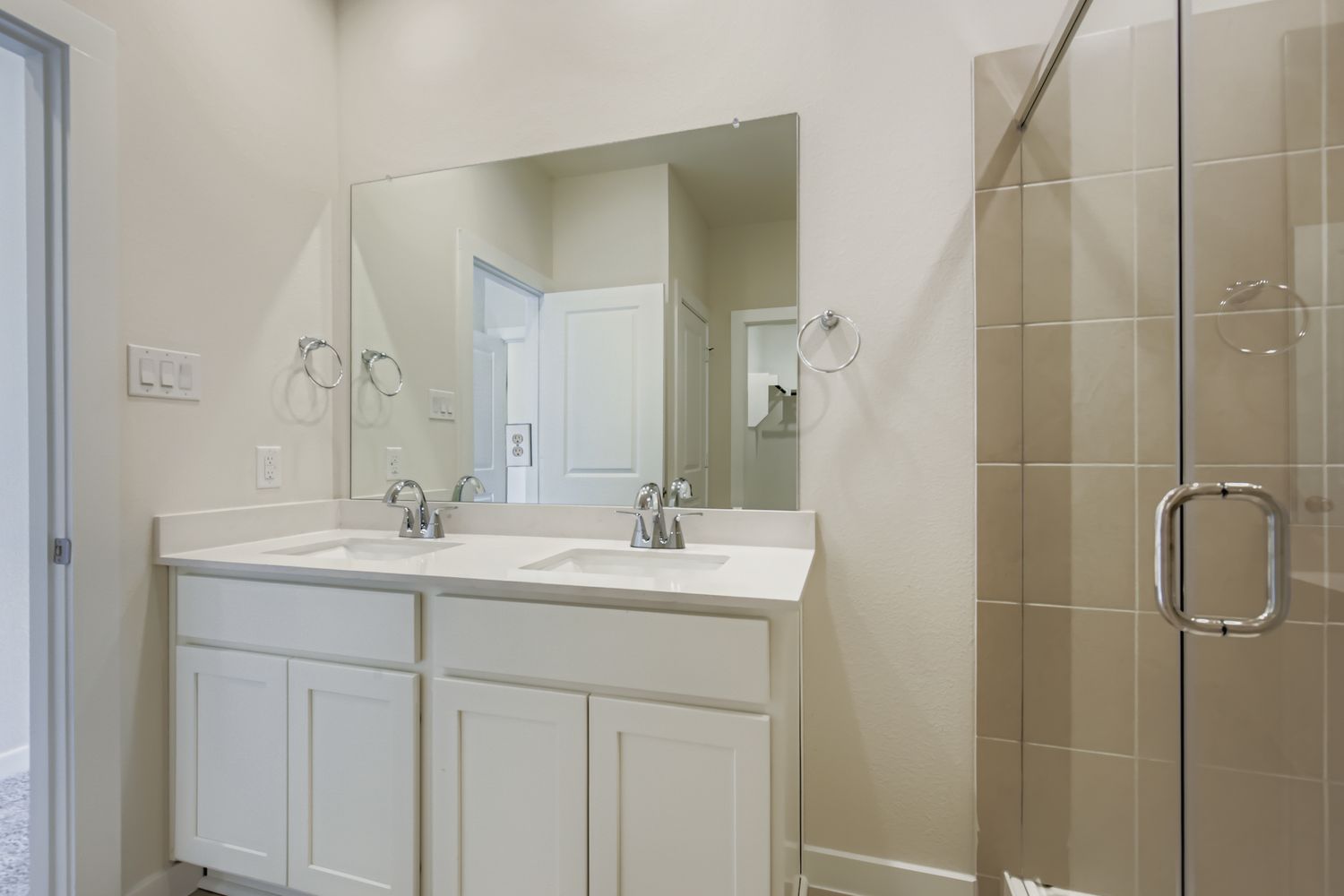 A bathroom with a sink and a mirror.