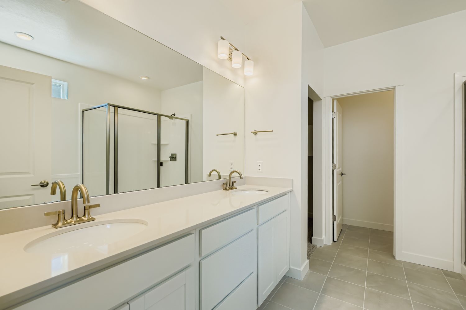 A bathroom with a sink and a mirror.